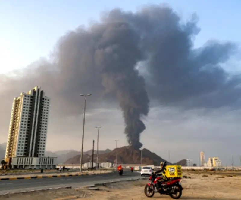 Ataque aéreo impacta terminal petrolera emiratí en Fuyaira, aumentando tensión en Ormuz