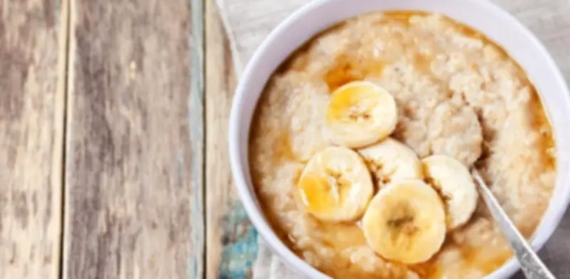 Avena trasnochada con banano: desayuno viral rico en proteína
