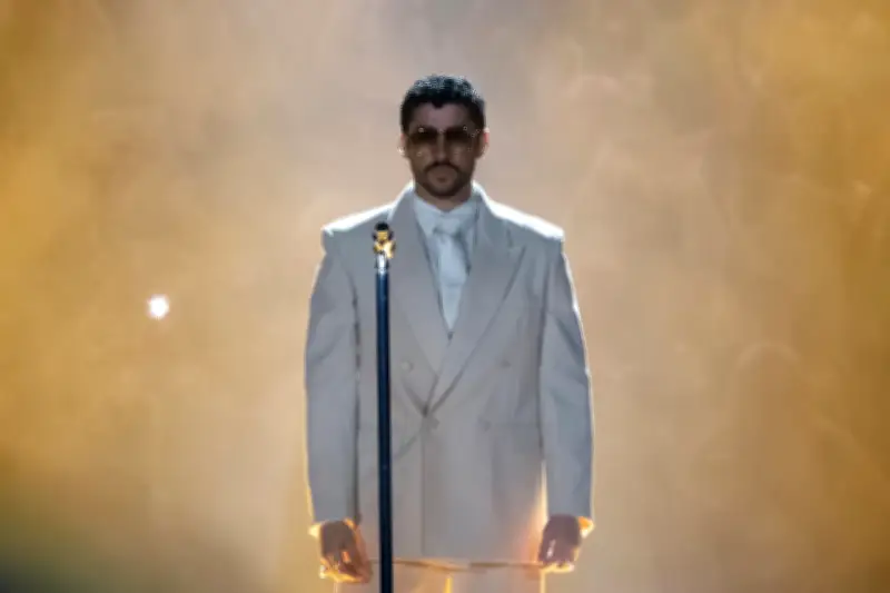 Bad Bunny sorprende en la Met Gala 2026 con caracterización de adulto mayor