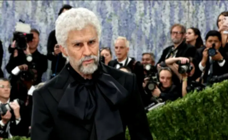 Bad Bunny sorprende en la Met Gala 2026 con transformación en anciano