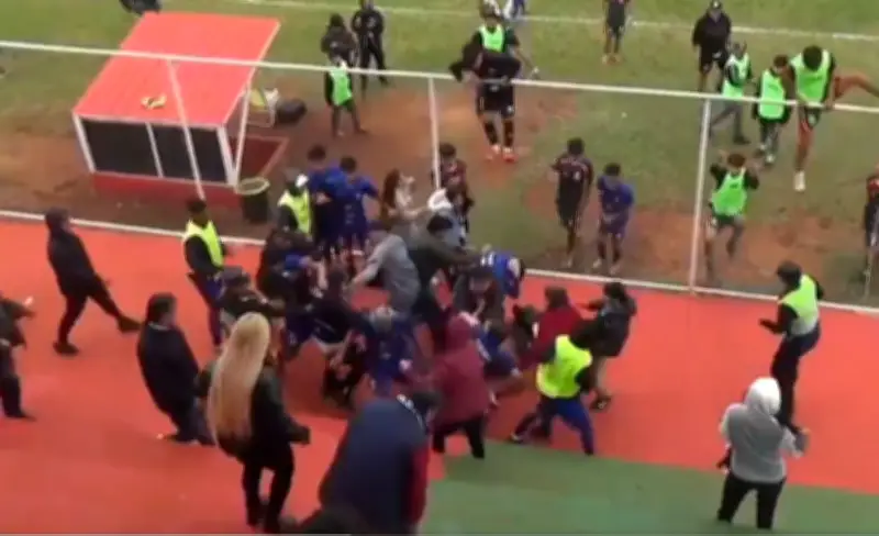 Batalla campal en partido juvenil en Paraguay: hasta un perro fue lanzado