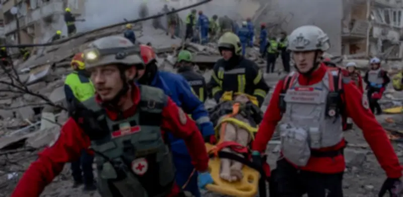 Bombardeo masivo de Rusia en Kiev deja cinco muertos y entierra el alto el fuego
