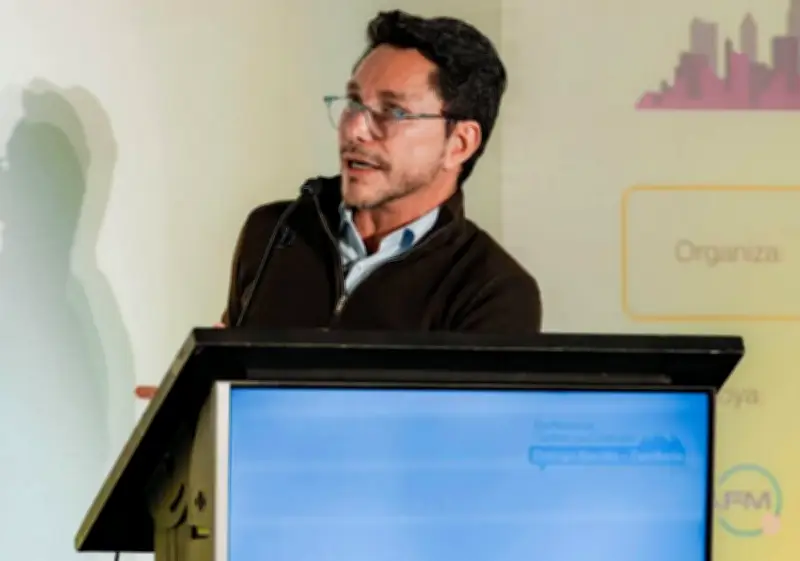 Caicedo propone descentralización y más recursos para regiones