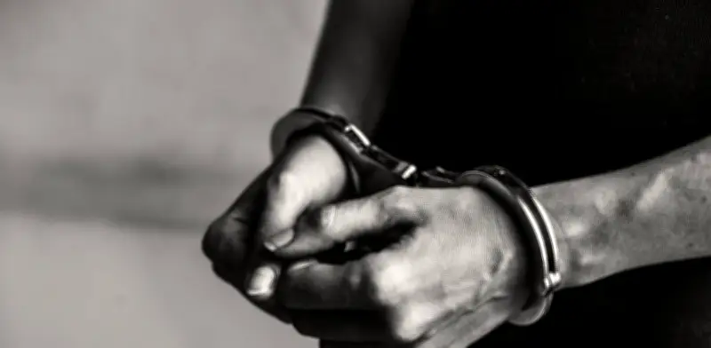 Capturan en Medellín a hombre de 23 años por feminicidio de su novia de 18