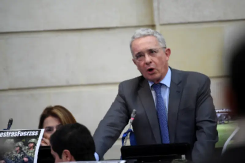Carencia de pruebas obligó a Uribe a esconder la mano tras lanzar chisme