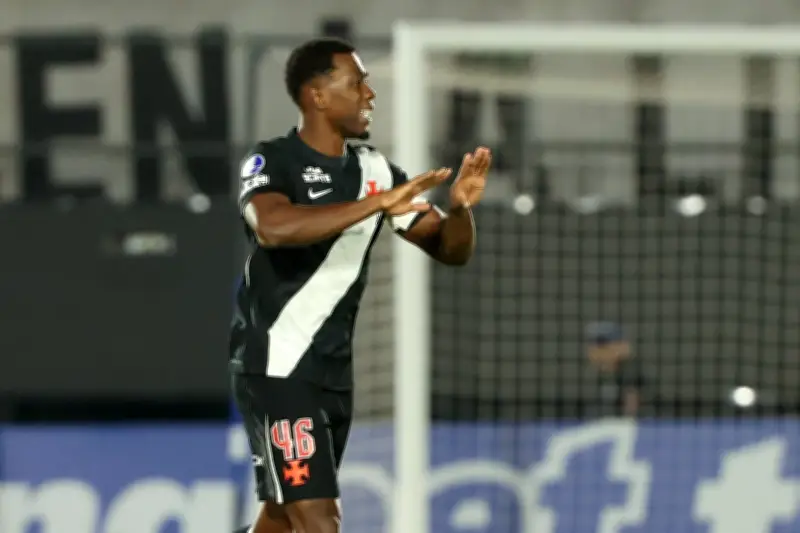 Carlos Cuesta anota gol en derrota de Vasco da Gama ante Olimpia en Copa Sudamericana