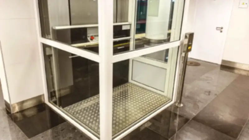 Carín León y su esposa sufren grave caída en ascensor tras concierto