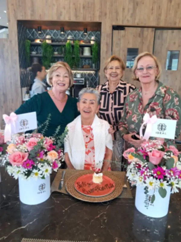 Celebración por el cumpleaños de Elvira Flórez en Bucaramanga