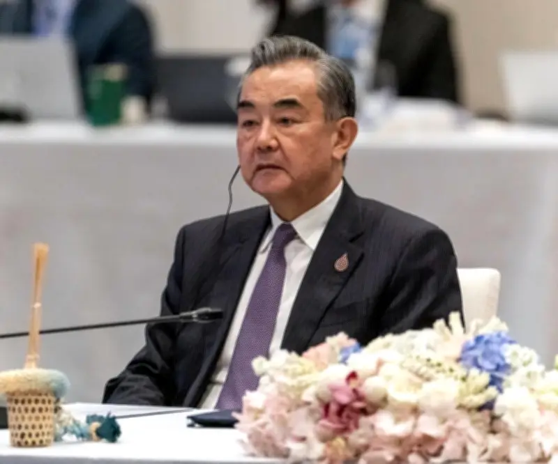 China advierte a Irán contra reanudar la guerra en reunión con canciller