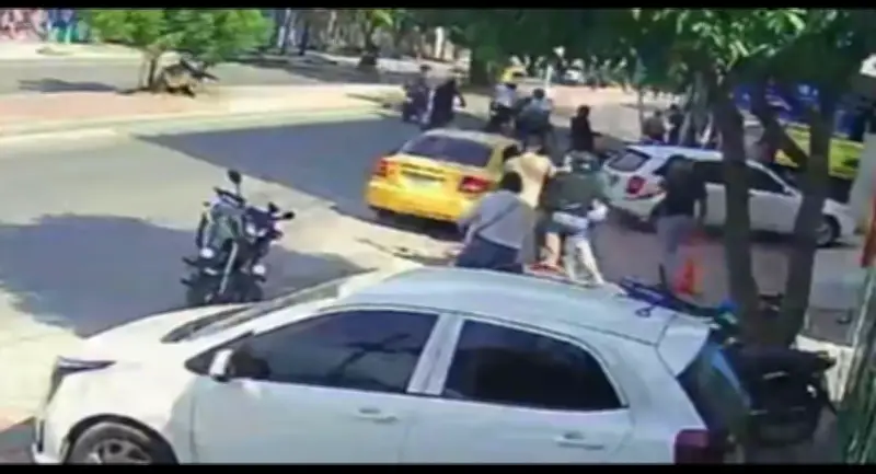 Cámaras captan intento de secuestro con granada en Santa Marta
