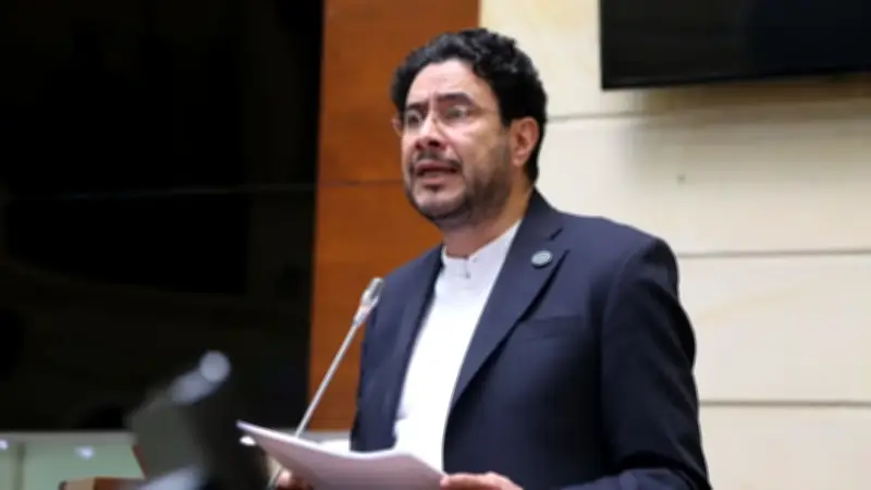 CNE indaga a Iván Cepeda por financiación de su campaña