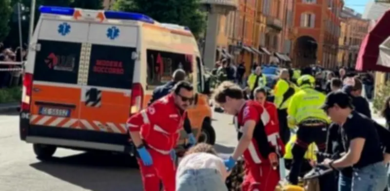 Conductor atropella a doce peatones en Módena, Italia; siete graves