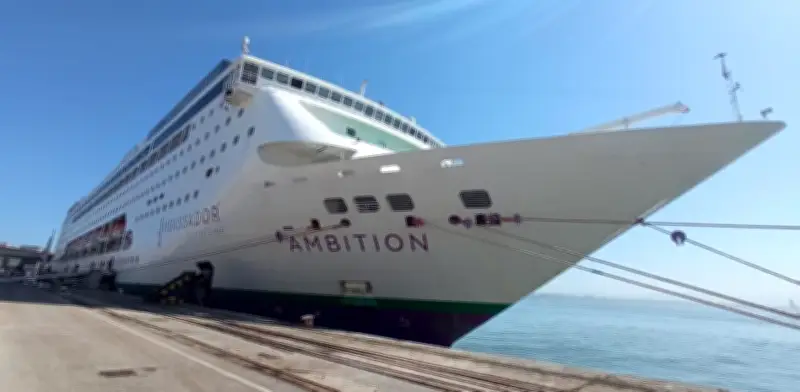 Confinan a 1.700 personas en crucero en Francia tras muerte de pasajero