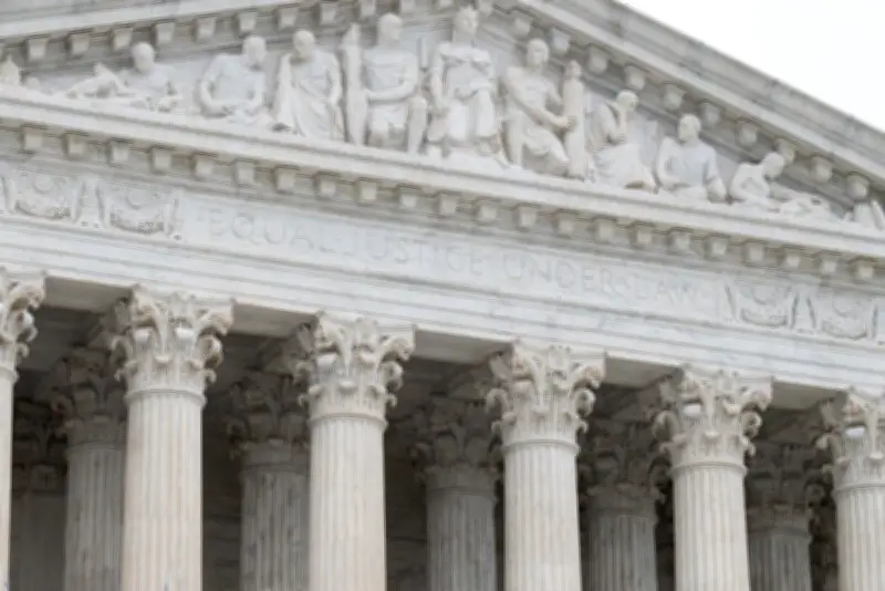 Corte Suprema de EE.UU. suspende restricciones a píldora abortiva