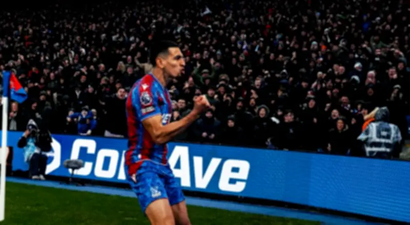 Daniel Muñoz llega a 100 partidos con Crystal Palace y recibe homenaje del club