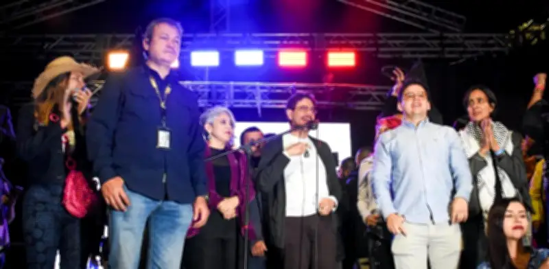 Debate por participación política de funcionarios a favor de Iván Cepeda