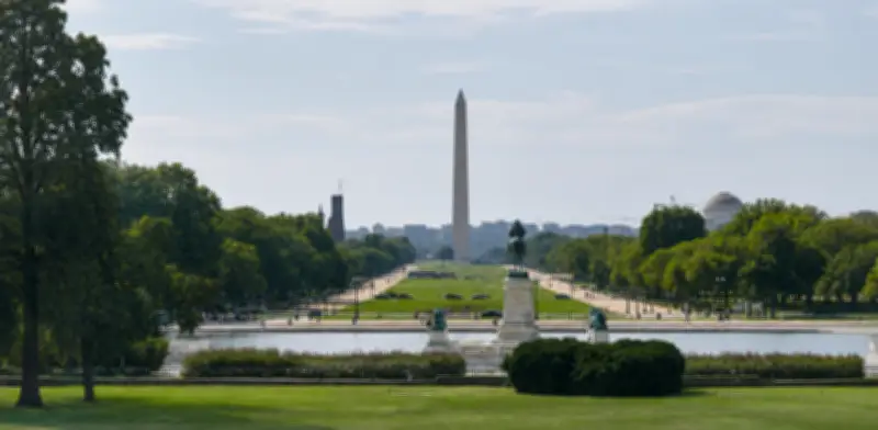 Demanda busca frenar pintura azul en el Estanque Reflectante del Monumento a Lincoln