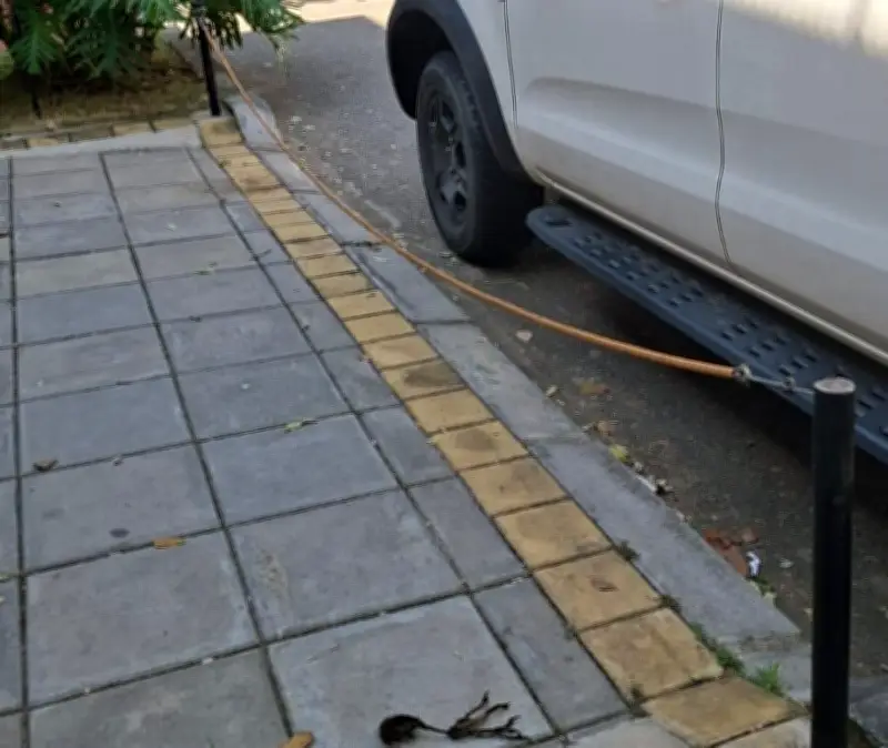 Denuncian peligro por cadena en andén en Bucaramanga