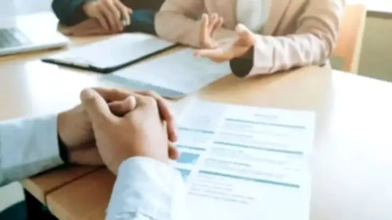 Desempleo baja al 8.8% pero empleo formal se deteriora en Colombia