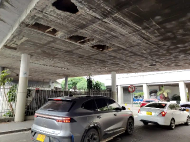 Desprendimientos en puente de Cali generan alarma; Alcaldía descarta riesgo