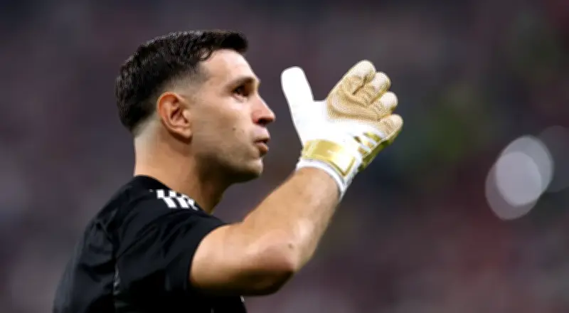 Dibu Martínez jugó final de Europa League con dedo fracturado