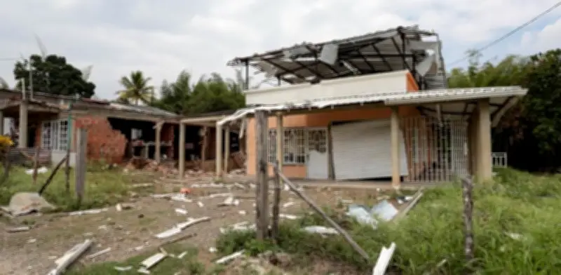 Disidentes atacan subestación policial en Jamundí con 17 explosivos lanzados por drones