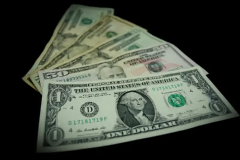 Dólar abre al alza en Colombia por tensión geopolítica y fallo judicial
