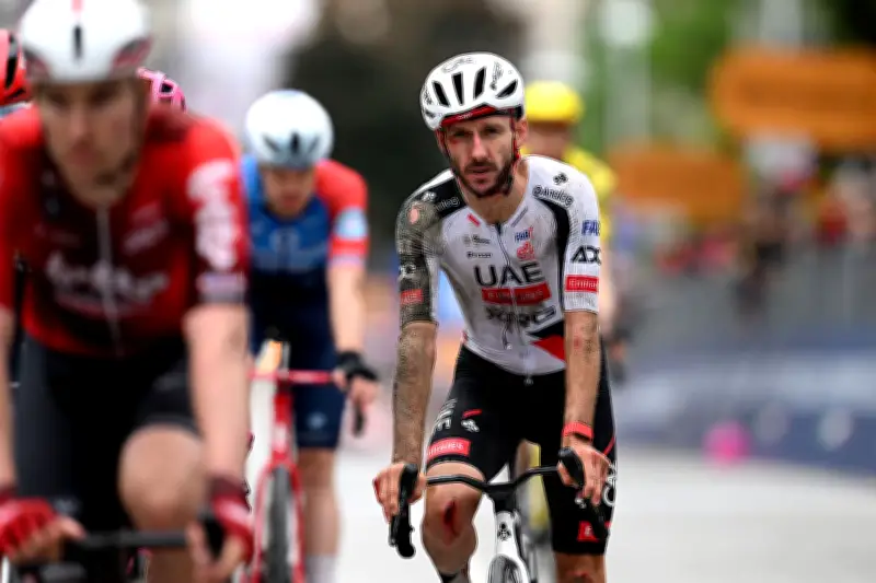 Dura caída en el Giro de Italia deja a Adam Yates fuera y al UAE desarmado