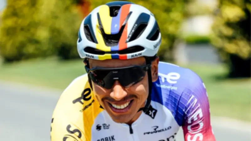 Egan Bernal escala al tercer puesto en la segunda etapa del Giro de Italia