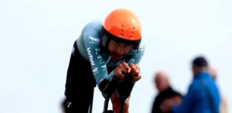 Egan Bernal vuela en la crono del Giro y escala en la general; Ganna gana
