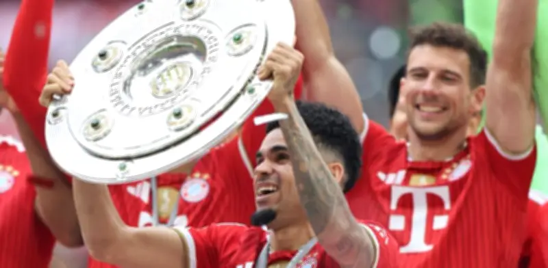 El error de Luis Díaz al levantar el trofeo de la Bundesliga que hizo reír a sus compañeros