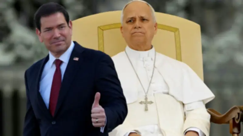 El insólito regalo de Marco Rubio al papa León XIV: un balón de cristal