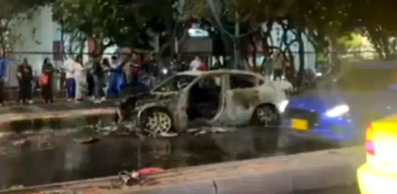 Emergencia en Bogotá: carro se incendió en la calle 134 y causó pánico