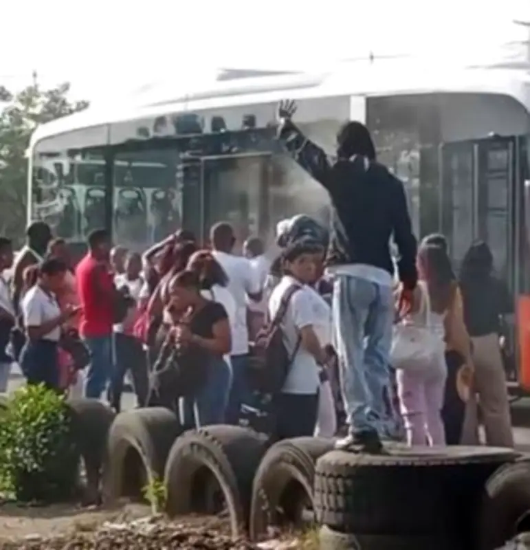 Emergencia en bus de Transcaribe: pasajeros evacuaron por humo
