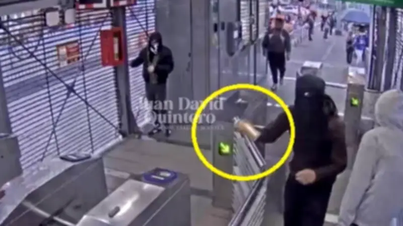 Encapuchados vandalizan estación de Transmilenio en Bogotá para evadir pago