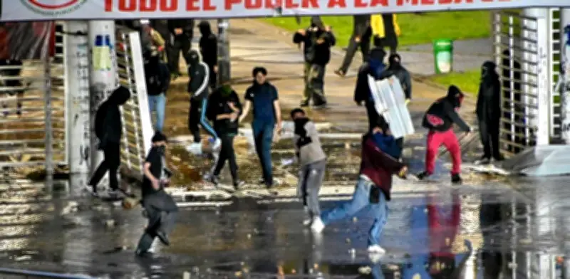 Enfrentamientos entre encapuchados y UNDMO cerca de la Universidad Nacional en Bogotá