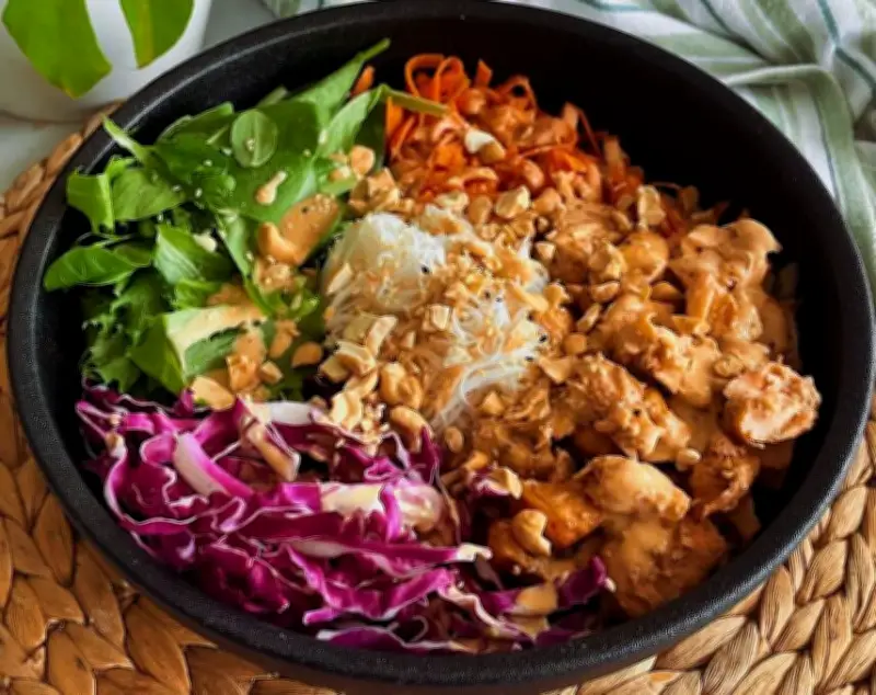 Ensalada thai con salmón y aderezo de miel de agave