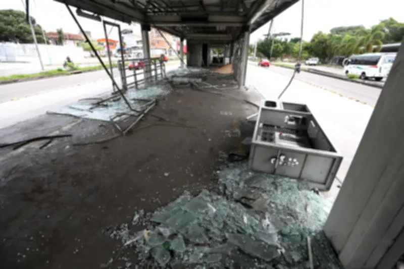 Estación Provenza de Metrolínea amanece destruida: ¿quién responde?