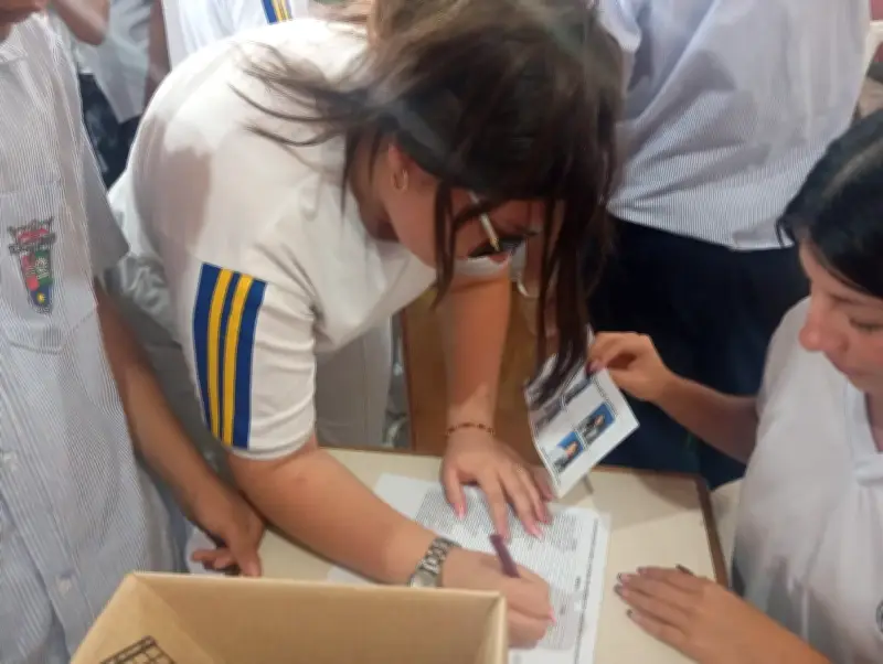 Estudiantes de colegio simulan elecciones presidenciales en San Gil
