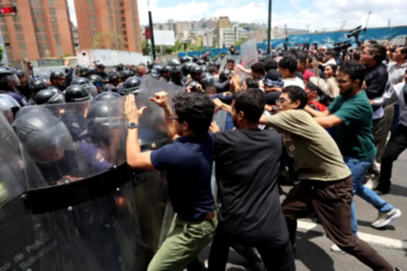 Estudiantes venezolanos bloquean Caracas en protesta por muerte de preso político y su madre