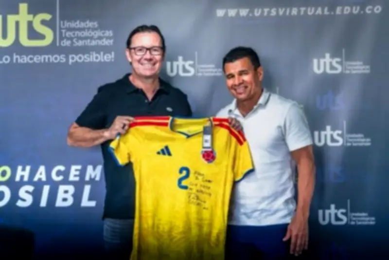 Exfutbolista 'Cocho' Patiño dona camiseta histórica del Bucaramanga a las UTS