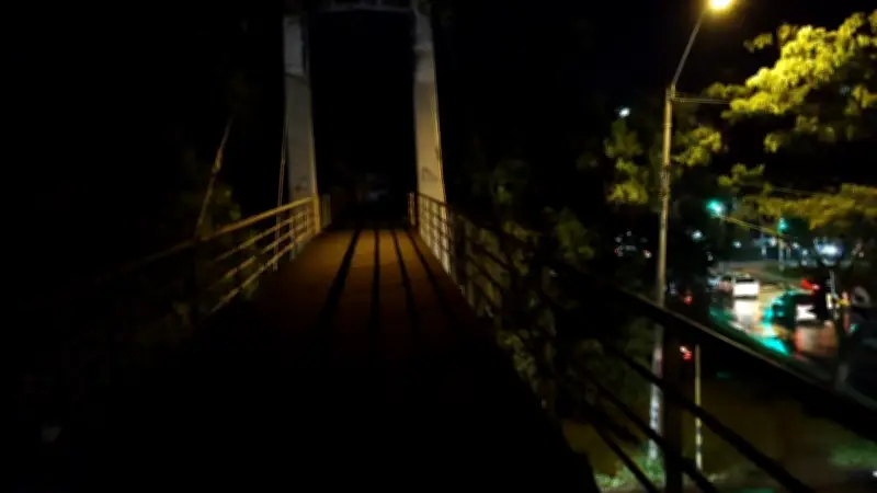 Falta de iluminación en puente peatonal del sur de Cali genera inseguridad