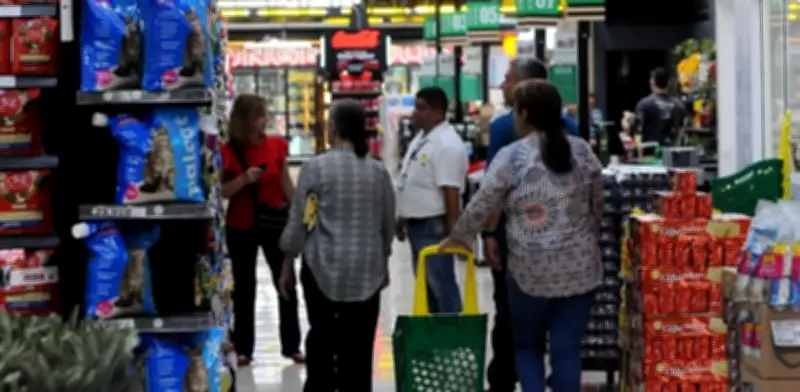 Familias colombianas recortan domicilios y cambian proteínas por inflación