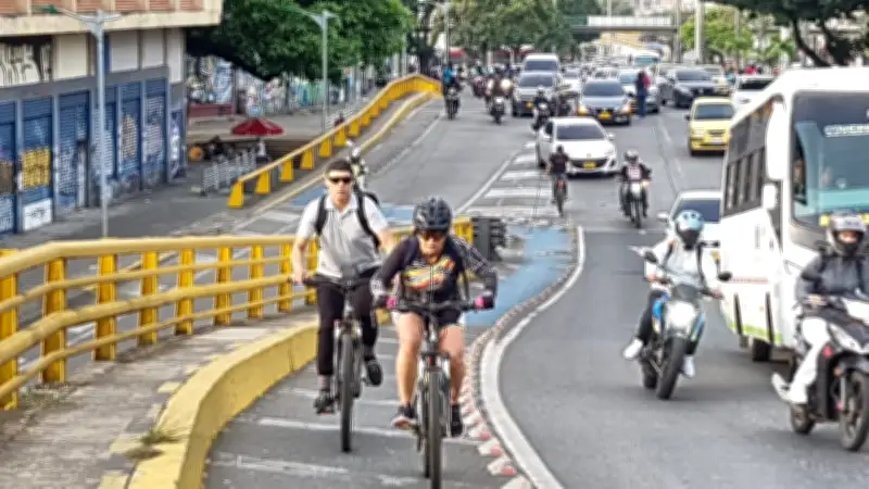 Fin a la 'recocha' en ciclorrutas: ley define qué motos pueden circular y las multas