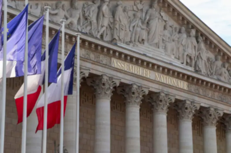 Francia aprueba ley para devolver bienes culturales saqueados en colonias