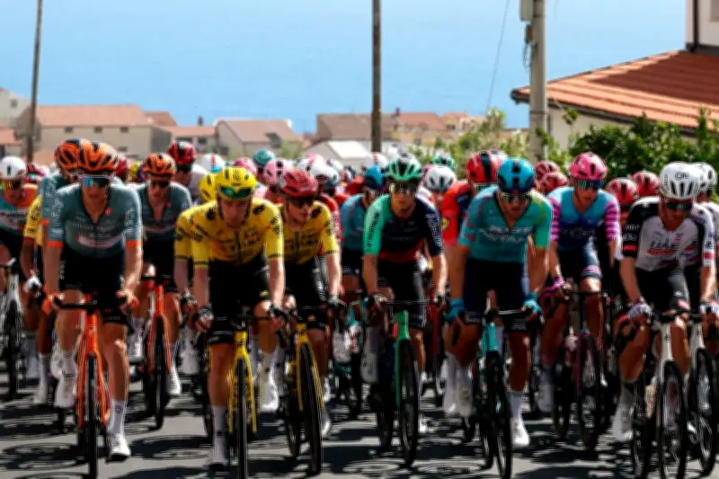 Giro 2026: Egan Bernal sobrevive al susto y se mantiene cuarto en la general