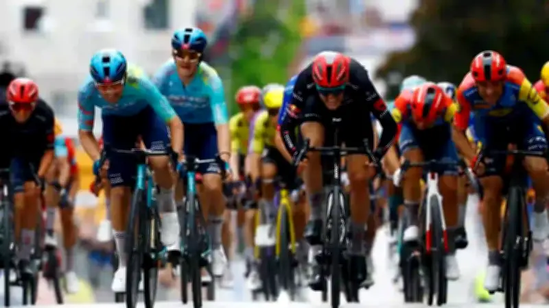 Giro de Italia: Buitrago abandona tras caída y Bernal escala al tercer puesto