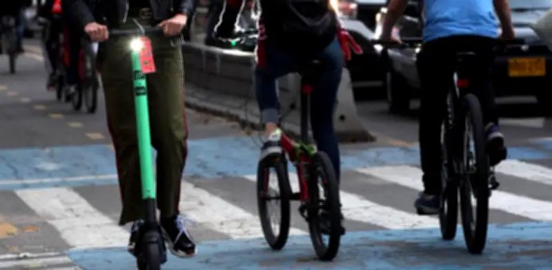 Gobierno alista regulación histórica para patinetas y bicicletas eléctricas en Colombia