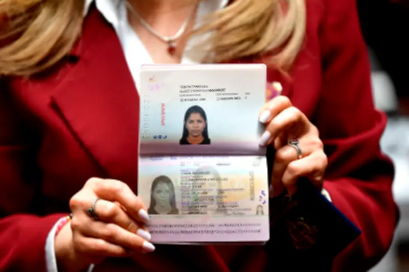 Gobierno defiende nuevo modelo de pasaportes en Colombia