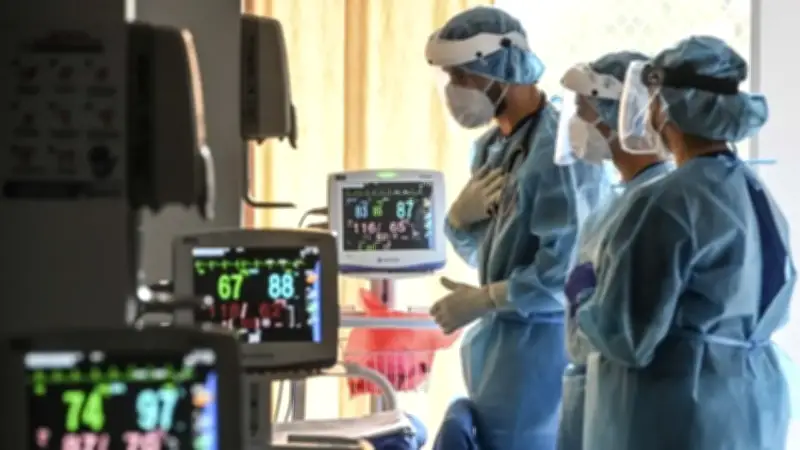 Gremios médicos alertan por retrasos en pagos a intensivistas en Colombia